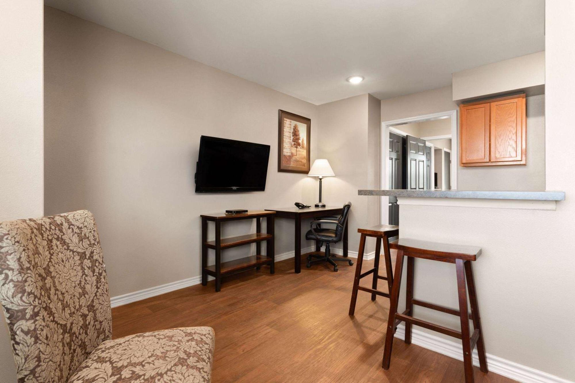Eagle'S Den Suites Cotulla A Travelodge By Wyndham Exterior photo