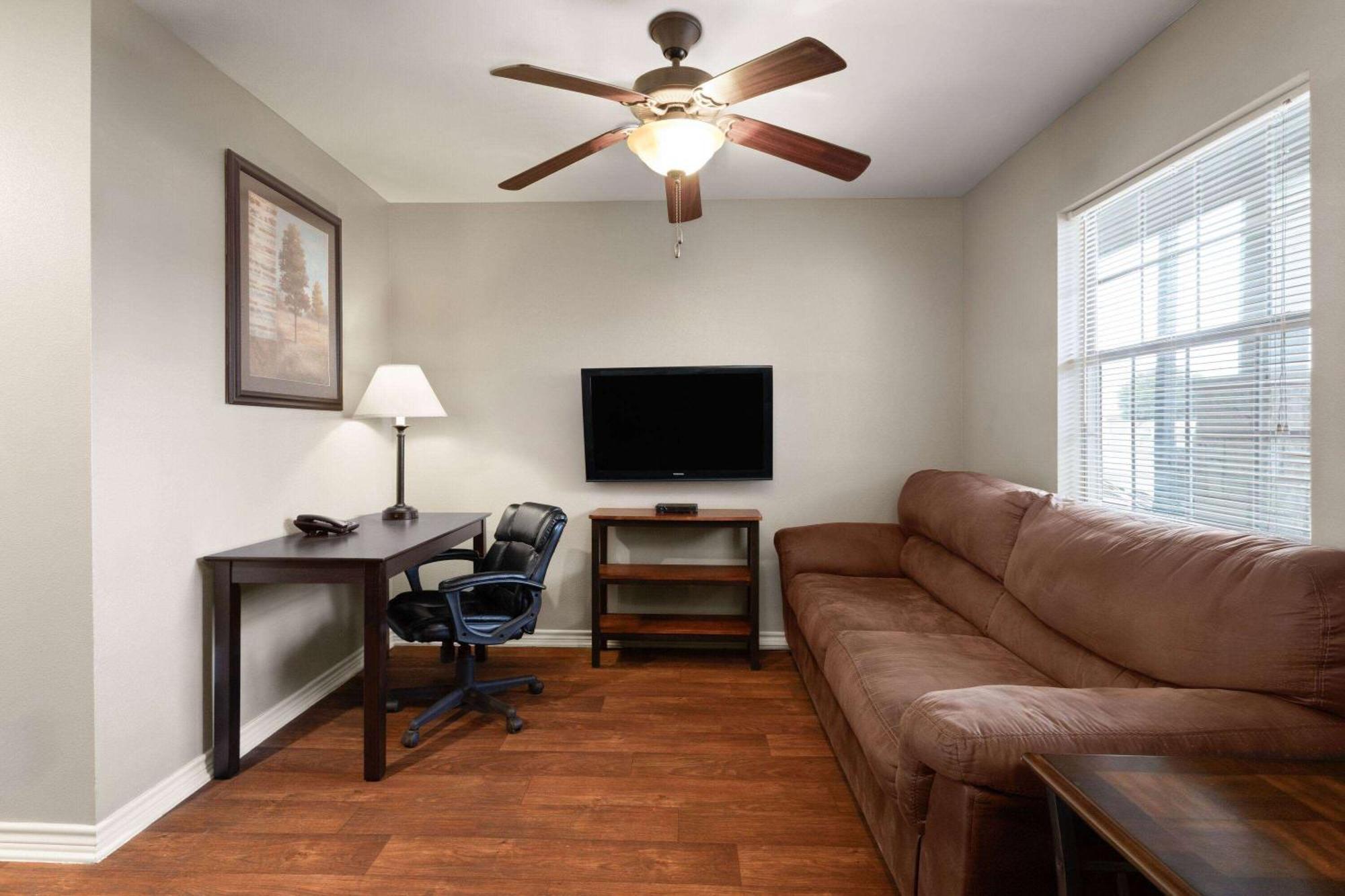 Eagle'S Den Suites Cotulla A Travelodge By Wyndham Exterior photo