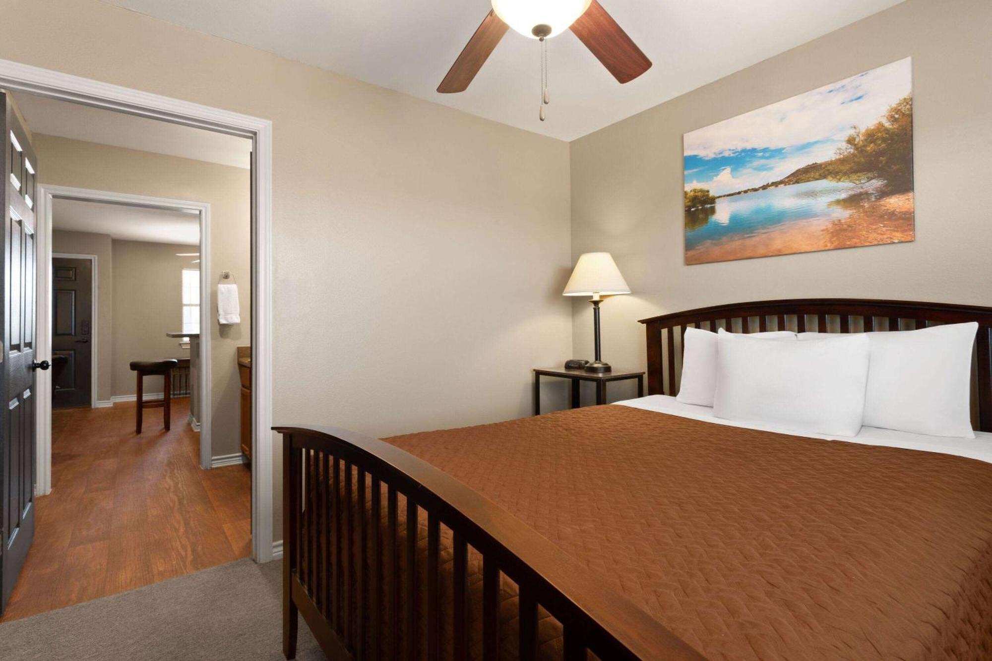Eagle'S Den Suites Cotulla A Travelodge By Wyndham Exterior photo