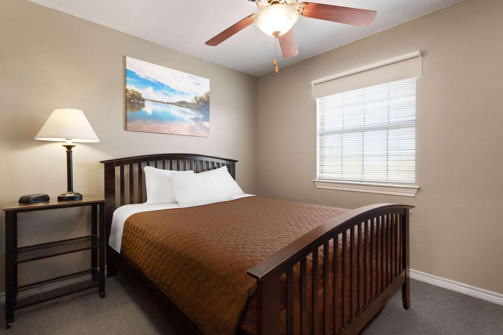 Eagle'S Den Suites Cotulla A Travelodge By Wyndham Exterior photo