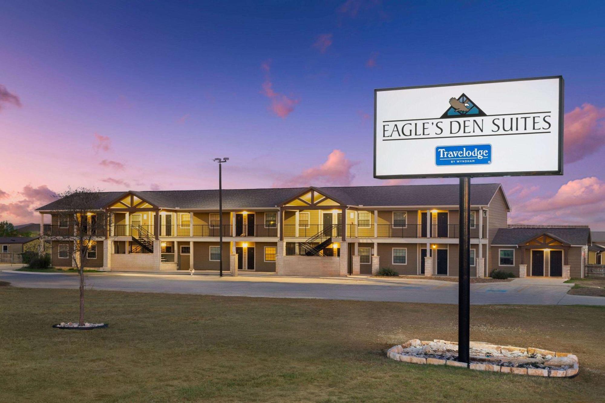 Eagle'S Den Suites Cotulla A Travelodge By Wyndham Exterior photo
