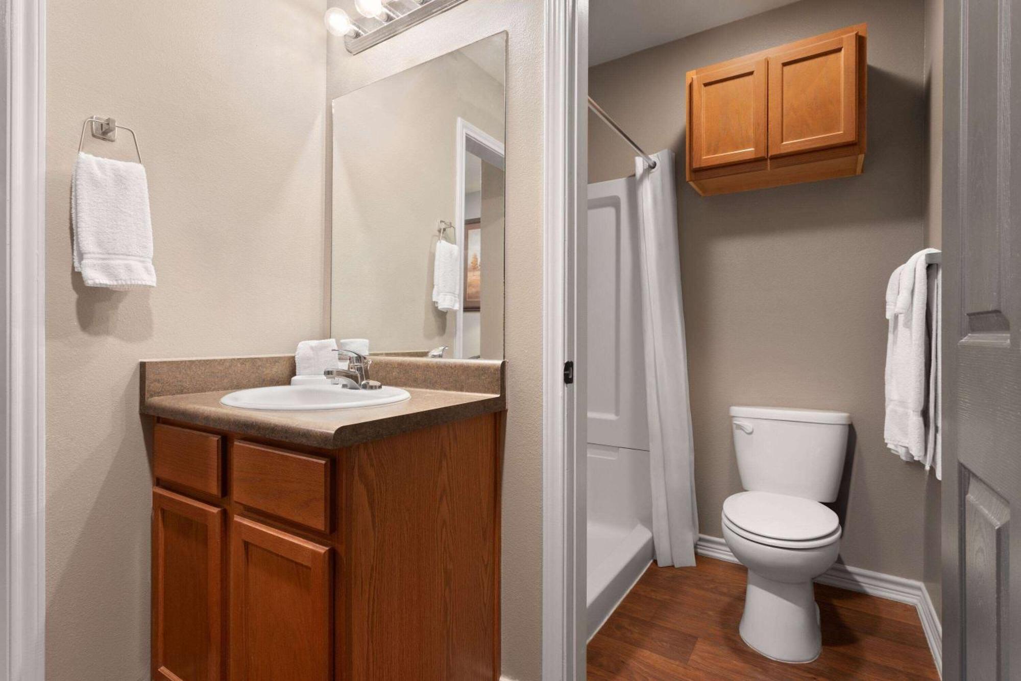 Eagle'S Den Suites Cotulla A Travelodge By Wyndham Exterior photo