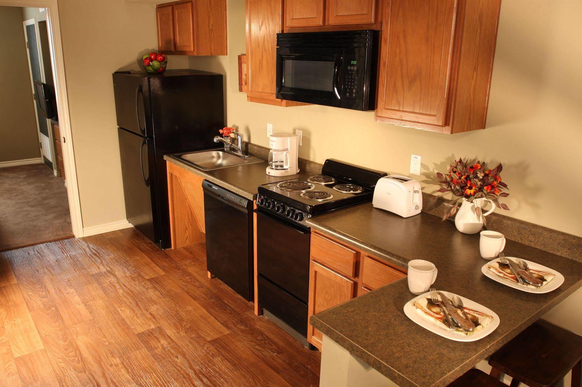 Eagle'S Den Suites Cotulla A Travelodge By Wyndham Exterior photo