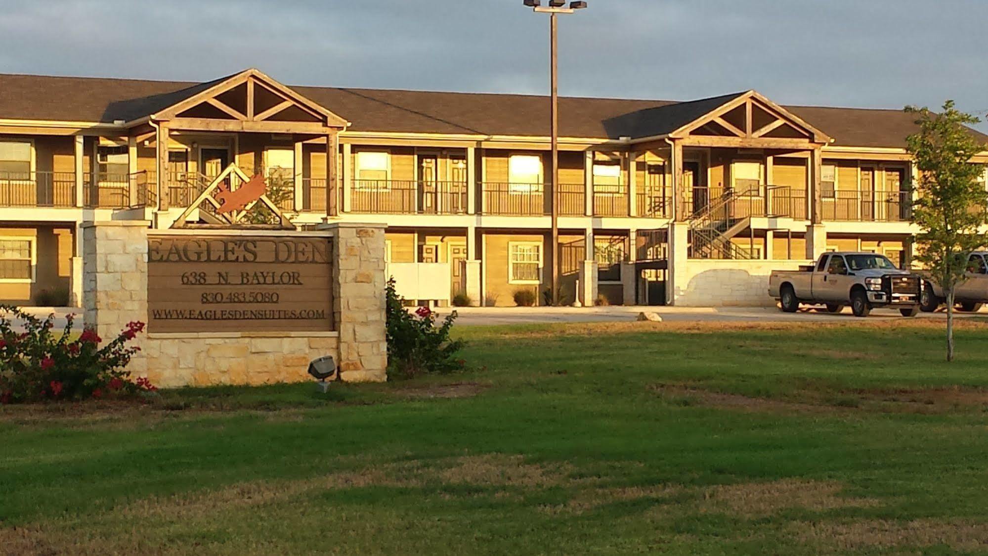 Eagle'S Den Suites Cotulla A Travelodge By Wyndham Exterior photo